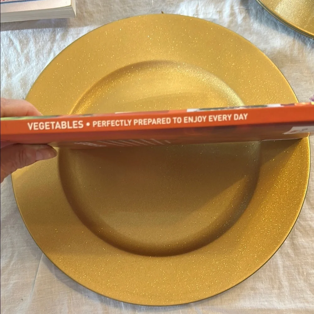 Vegetables Cookbook with Full-Color Photographs; Hardcover and in New Condition!